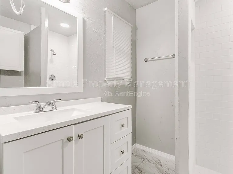 409 E Hill Dr — Photo 12