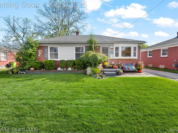 29593 Red Cedar Dr, Flat Rock, MI 48134