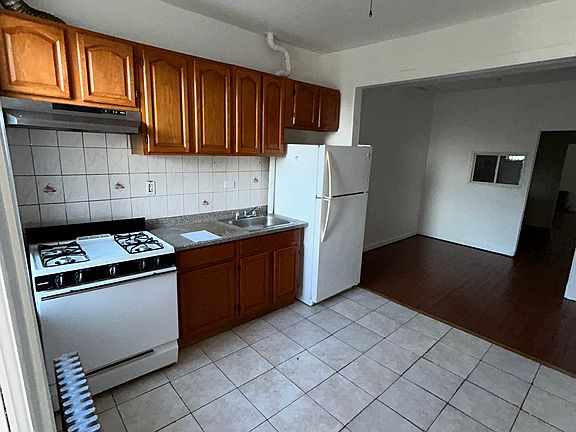 3rd image of 1867 Starr St APT 2R