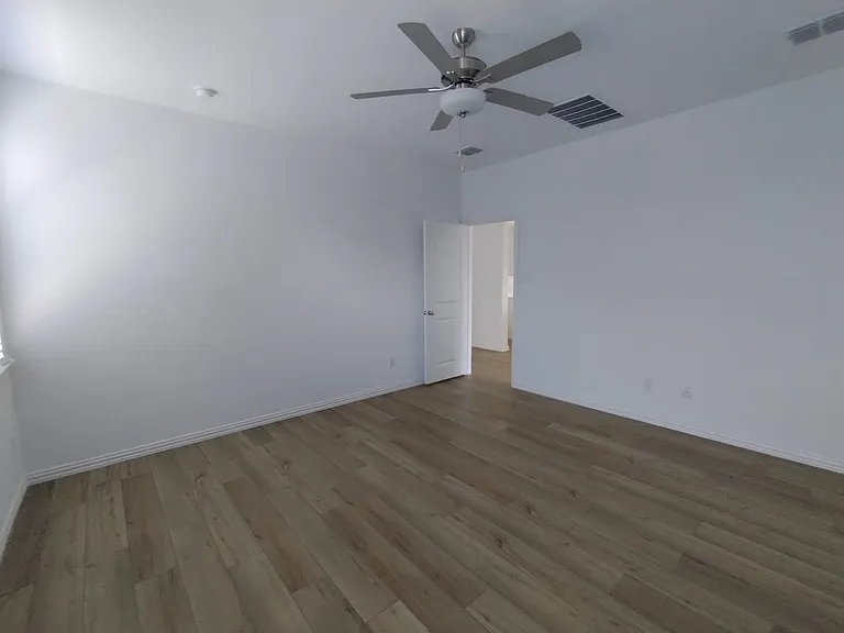 1103 Mahogany Ln — Photo 10