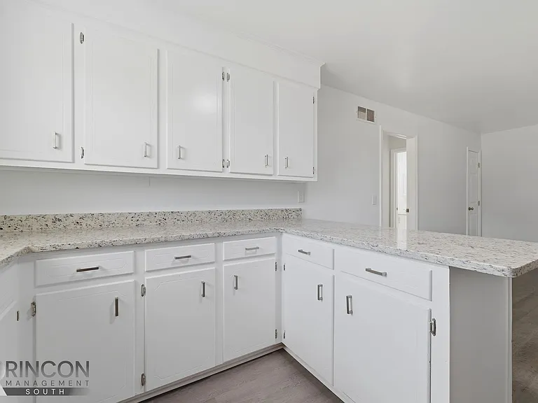 4025-4031 Bamberg Ave — Photo 6