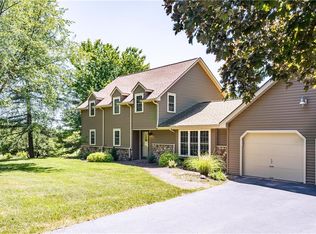 374 Lanning Rd, Honeoye Falls, NY 14472