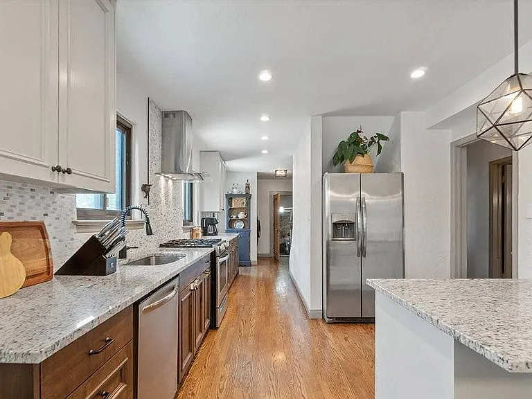 1418 Glencoe St — Photo 1