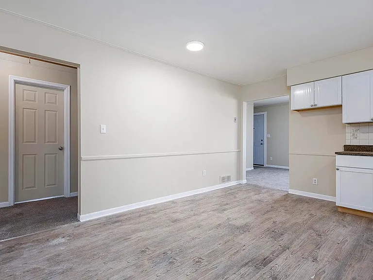 25539 Packard St — Photo 11