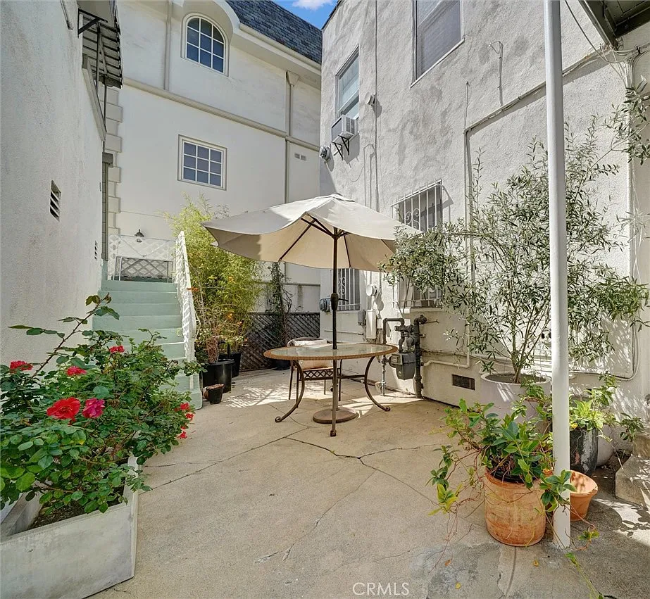 1 bed, 1.0 bath, 800 sqft, $3,300 — Photo 2
