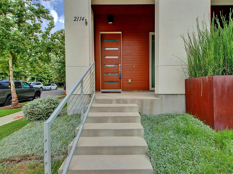 2114 Philomena St — Photo 10