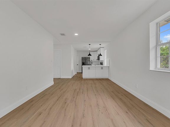 3rd image of 621 Latona Avenue