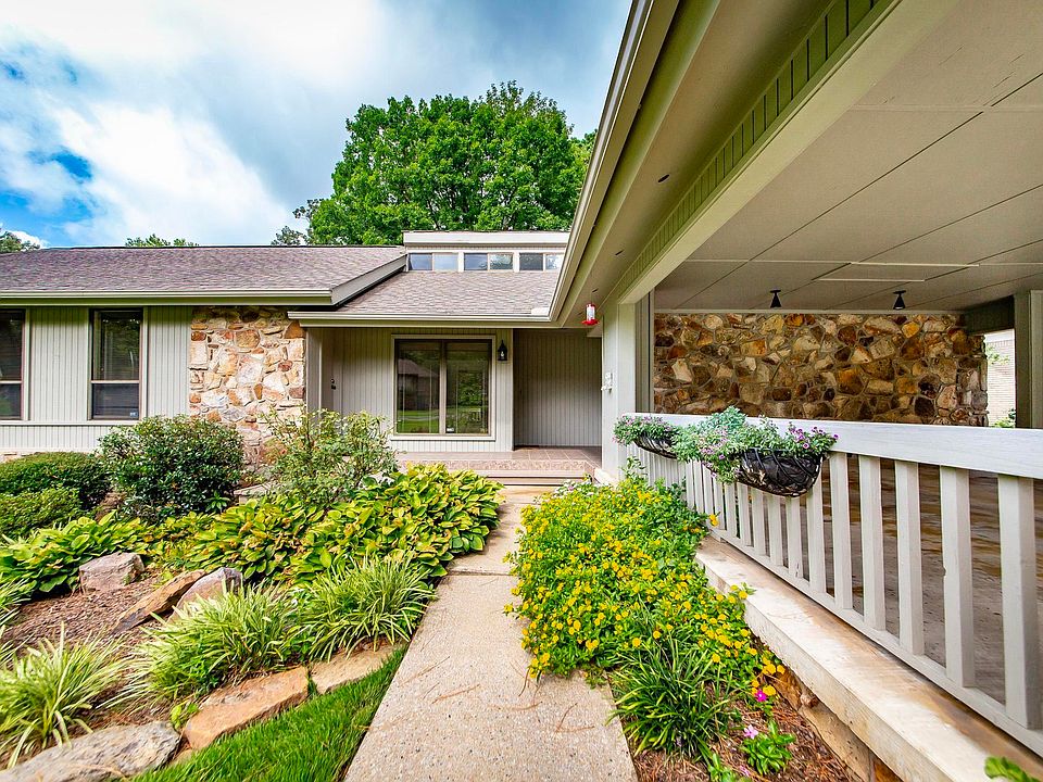 1st image of 970 Anderson Cir