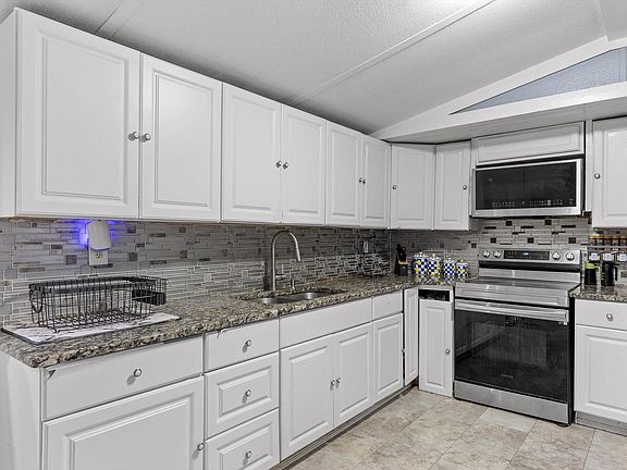 3rd image of 984 Davenport Rd