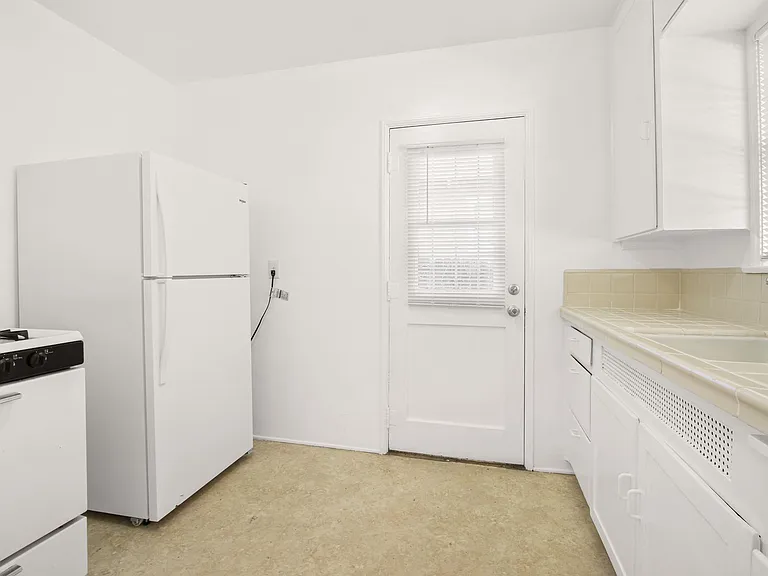 2723 E 8th St #B — Photo 7