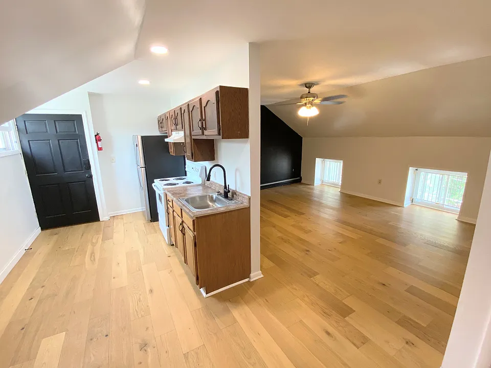 146 W High St #5