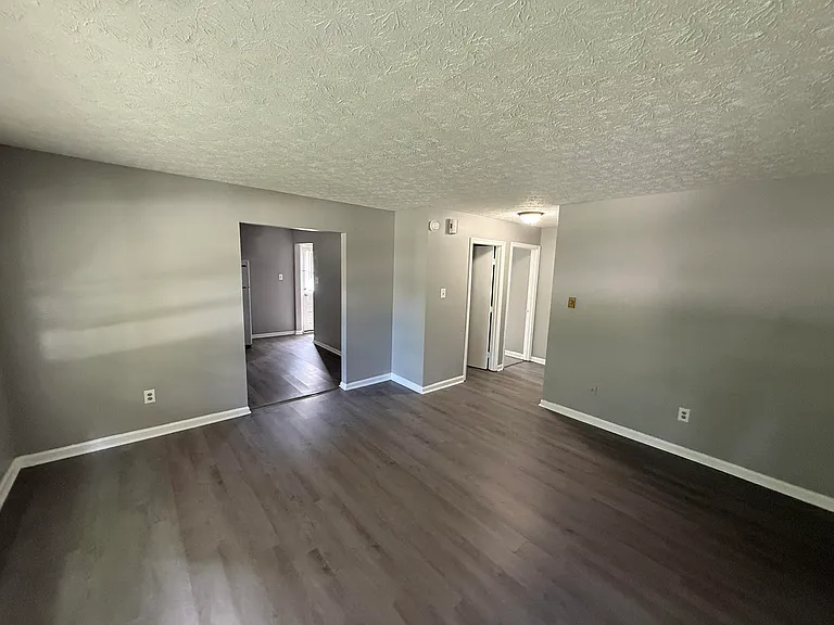 327 Garden Park Dr #B — Photo 2