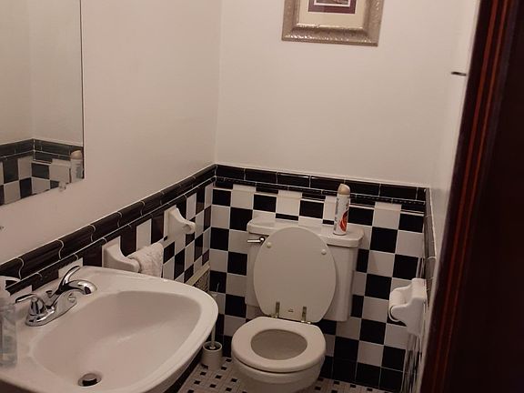 4th image of 931 Westcott St