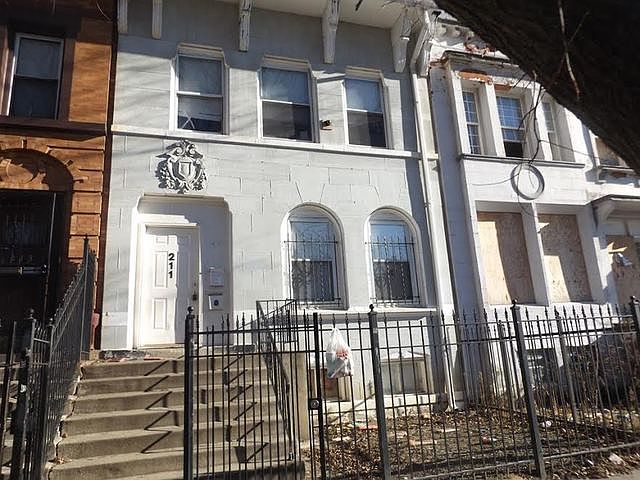 1st image of 211 N Leclaire Ave