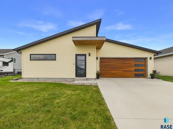 2508 Dean Ct, Brookings, SD 57006