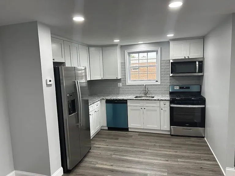 2200 Benson St #2F — Photo 2