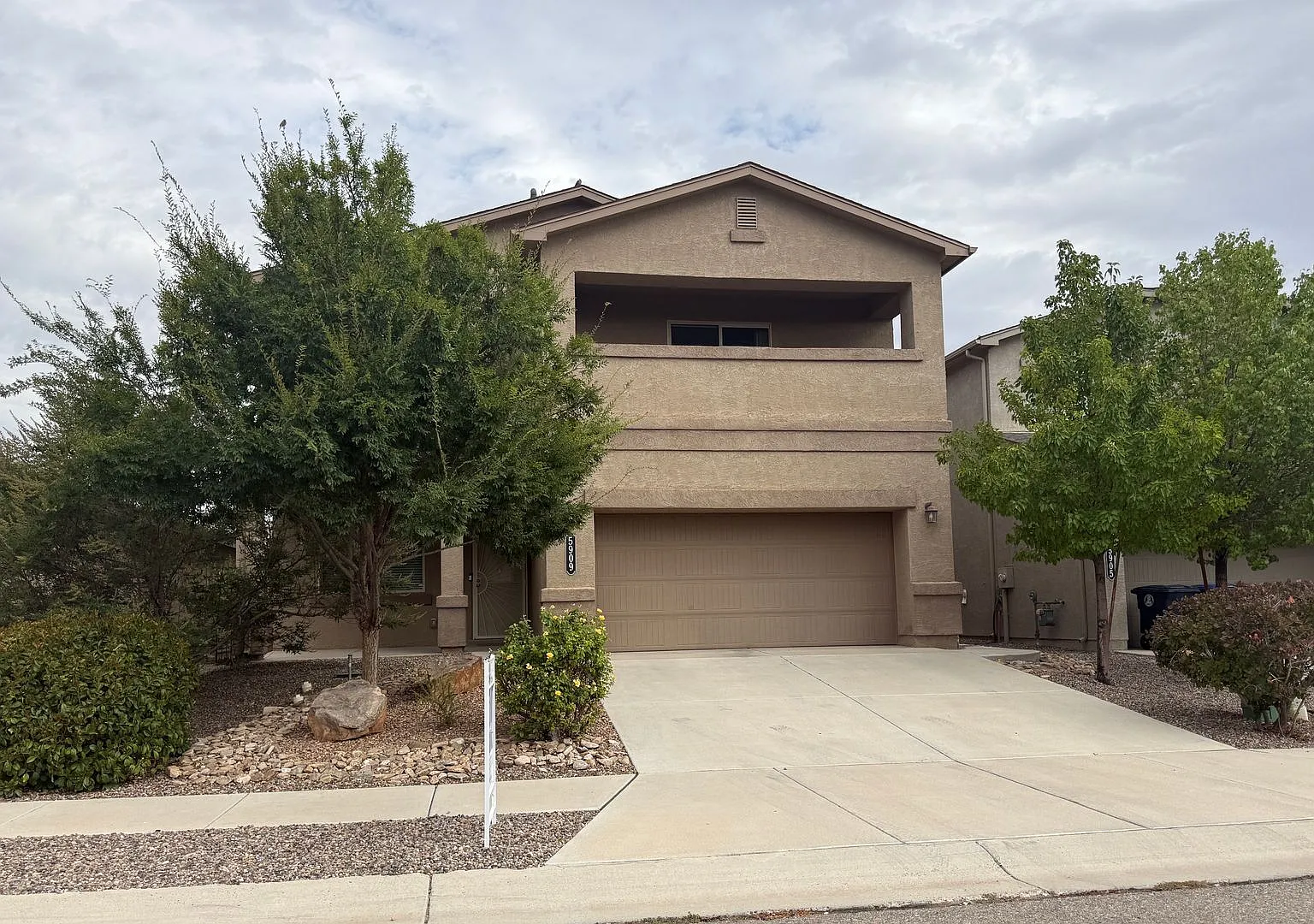Modern 4 Br, 3 Ba w/ major appliances, 2723 sq ft and 3 living areas. — Photo 1