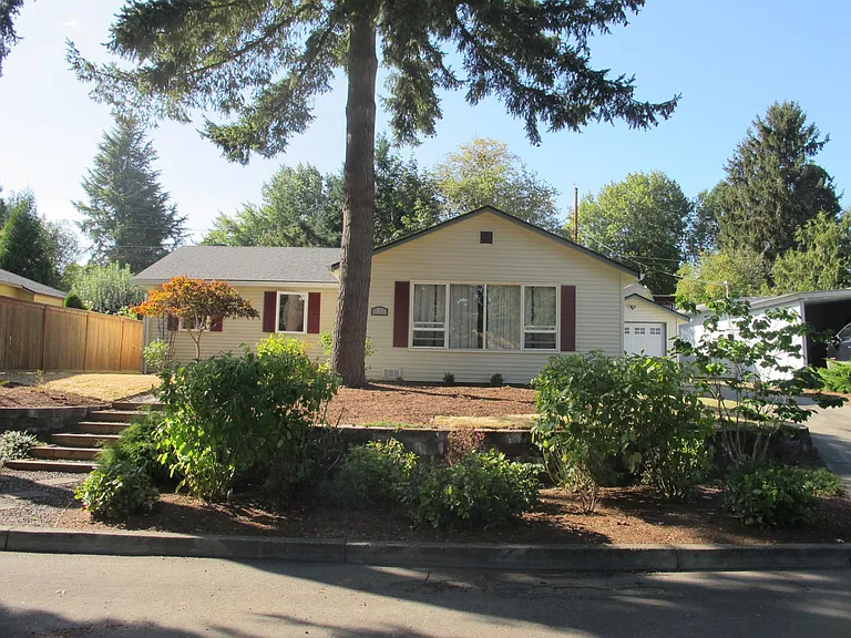 85 SW Williams Dr — Photo 1