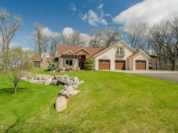 2882 Woodland Dr, Bismarck, ND 58504