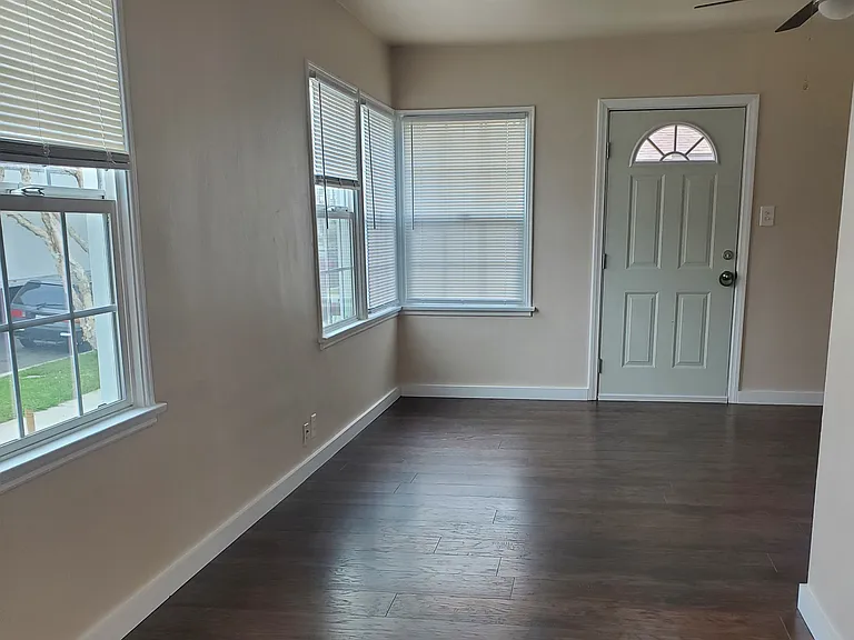 2321 Termino Ave — Photo 2