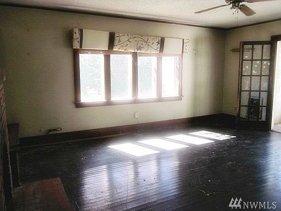 3rd image of 2104 N Pearl St