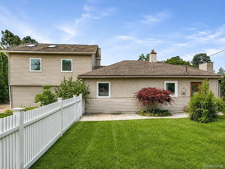 10401 Degrand St — Photo 35