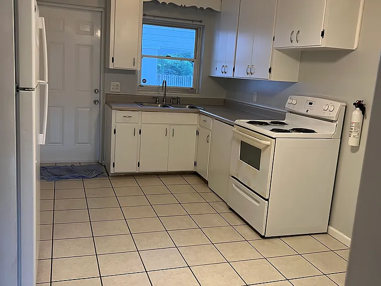 718 S Mills Ave — Photo 5