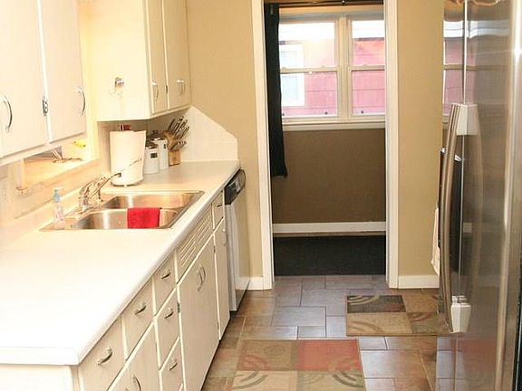 4th image of 418 N Belmont Dr