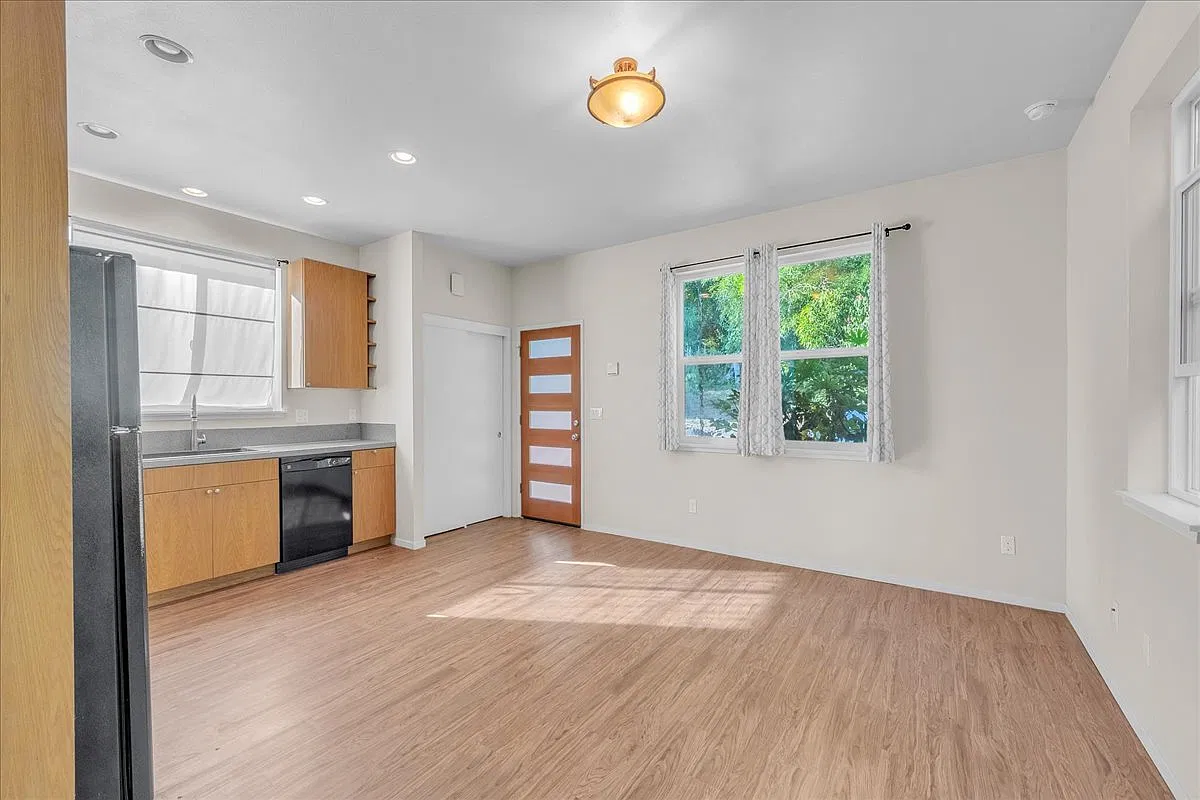 310 SW Maricara St — Photo 4
