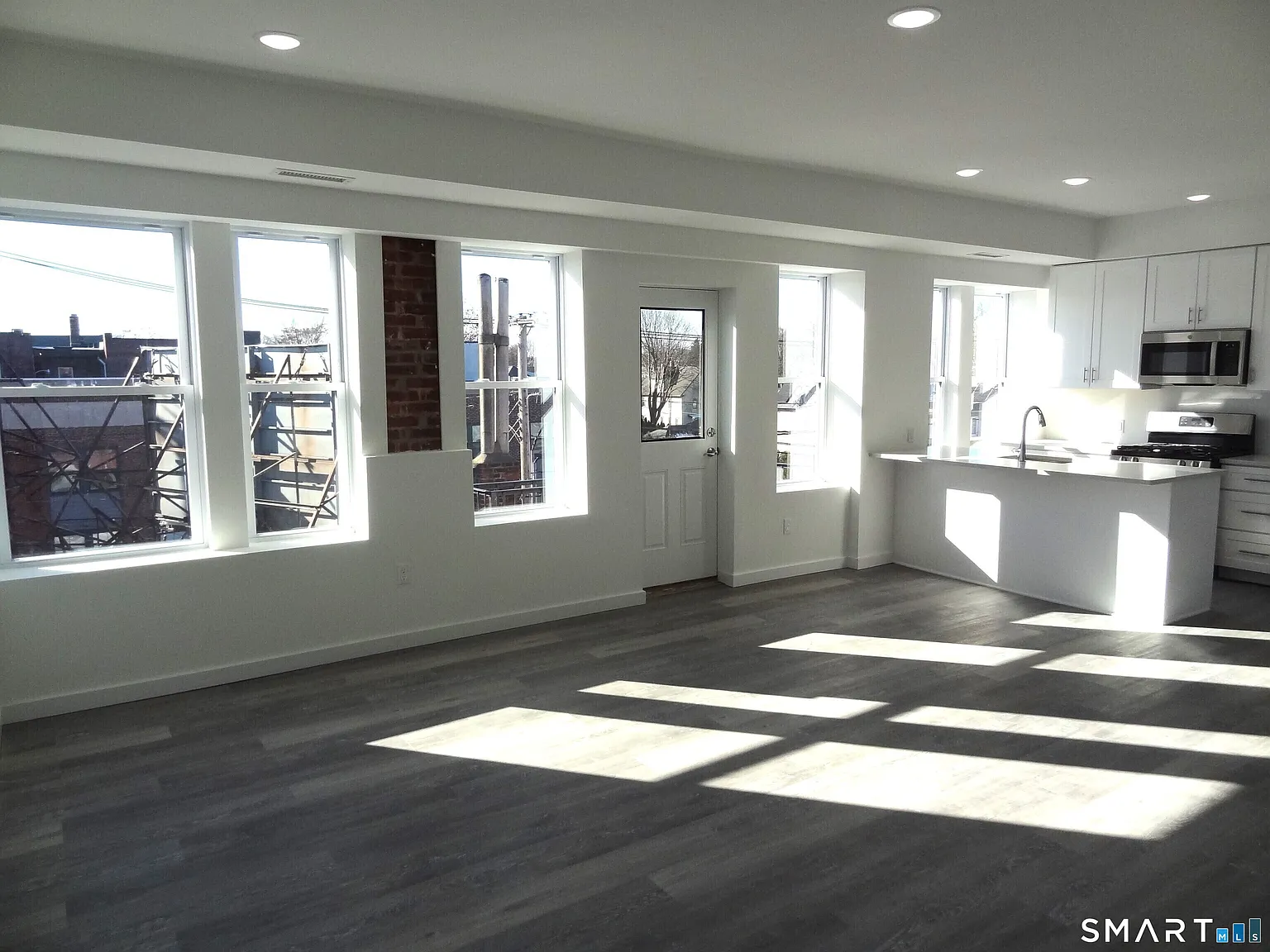 2 bed, 1.0 bath, 1000 sqft, $2,500 — Photo 2
