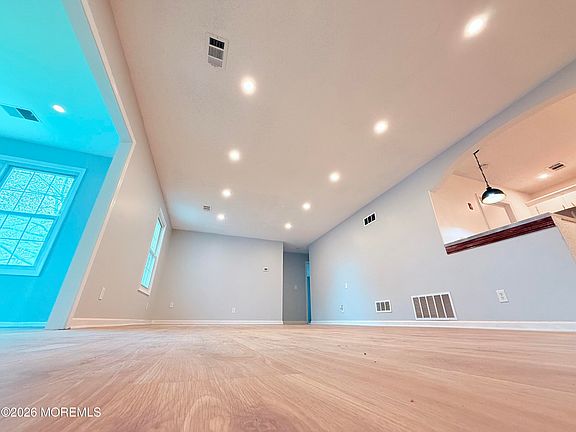 5th image of 18-5 Augusta Court #5