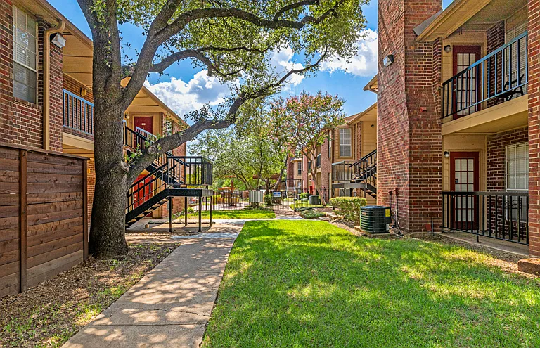Parc Plaza Apartments — Photo 10