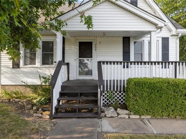 203 W 4th St, Tonganoxie, KS 66086