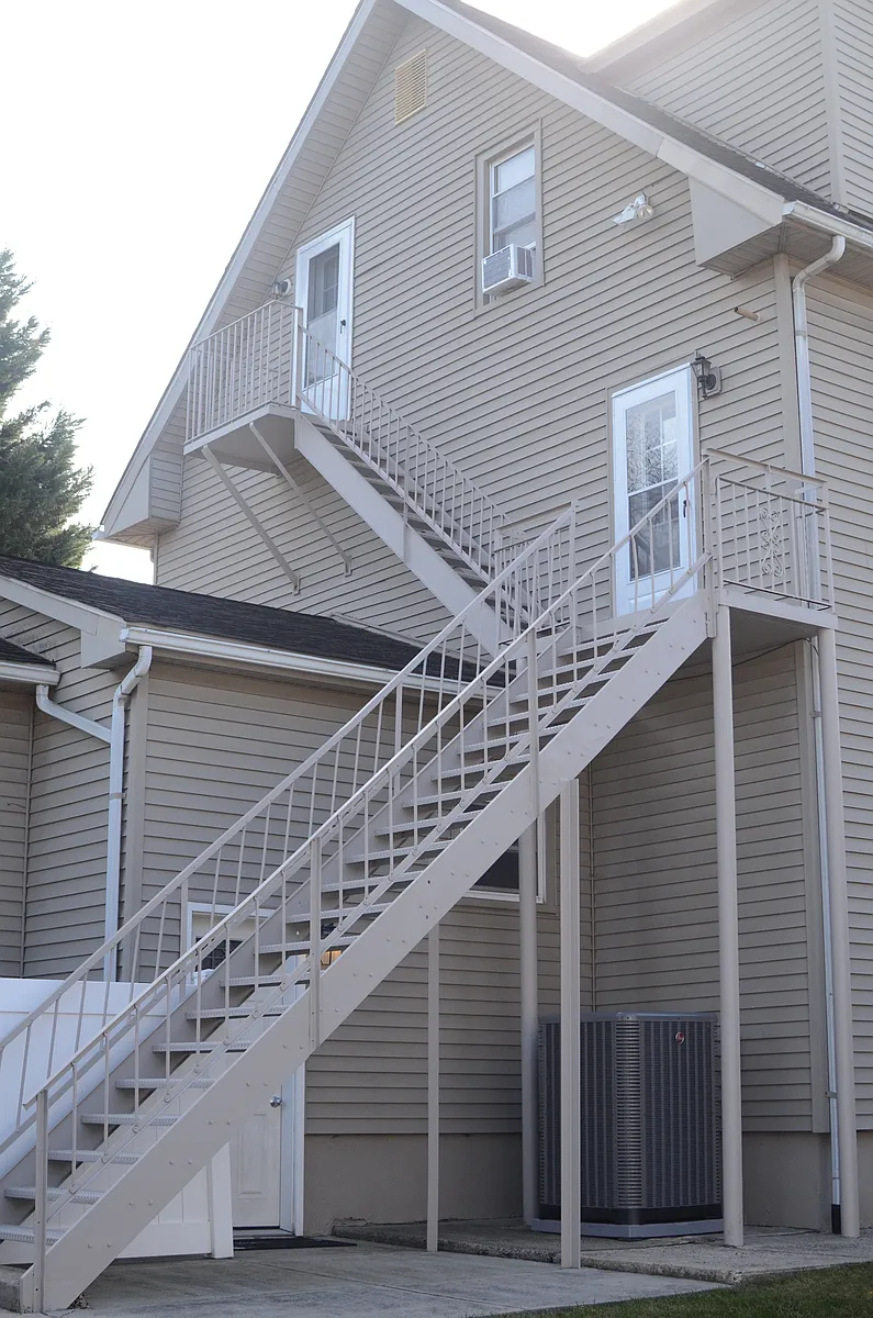 Building Photo - 219 9th Ave #B