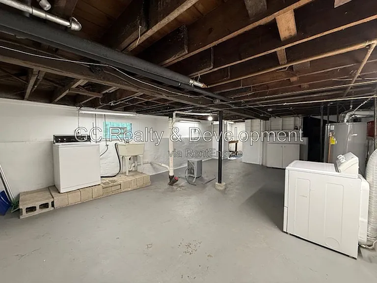 2415 Hastings Ave — Photo 14