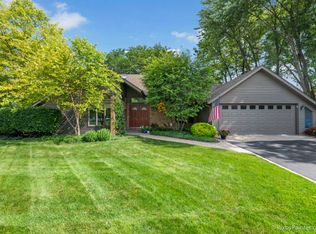 1623 Country Squire Dr, Geneva, IL 60134