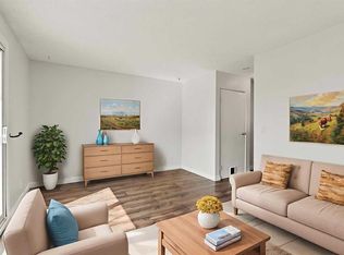 195 N Manora Pl NE #4, Calgary, AB T2A5J8