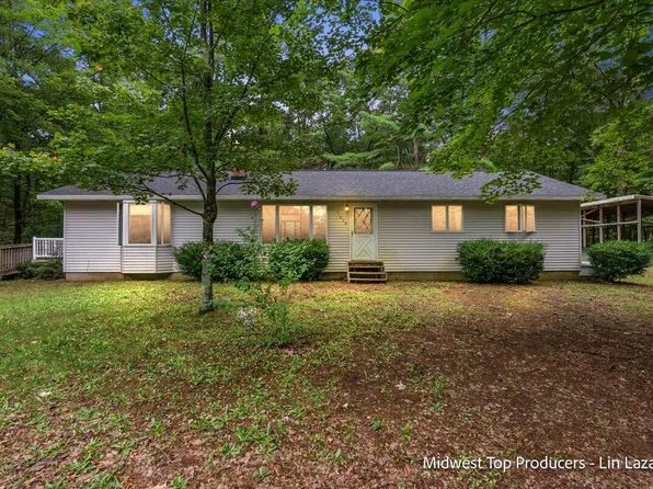11032 Evergreen St, Holton, MI 49425