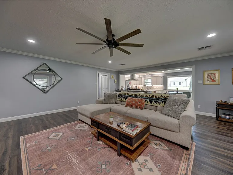 1600 Pecan St — Photo 7