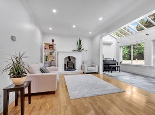 425 Tempe Cres, North Vancouver, BC V7N 1E7