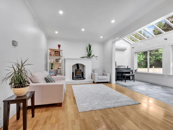 425 Tempe Cres, North Vancouver, BC V7N 1E7
