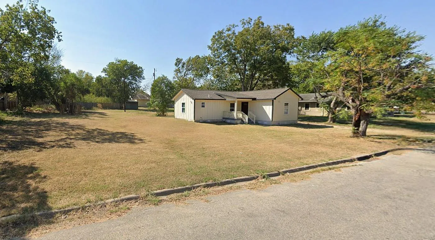 3 bed, 2.0 bath, 1142 sqft, $1,600 — Photo 2