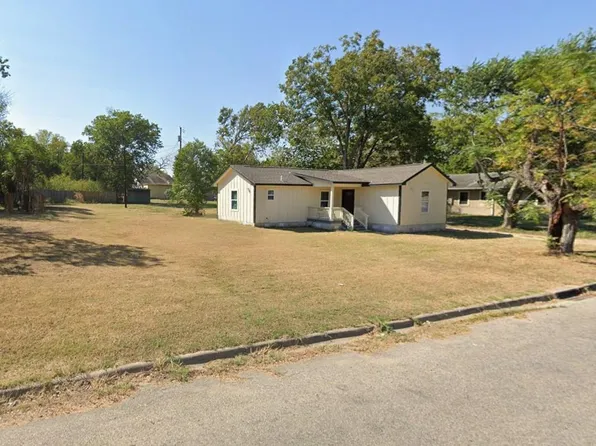 904 E Austin St, Luling, TX 78648