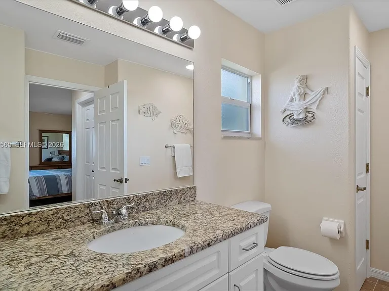 924 Lake Dr E — Photo 26