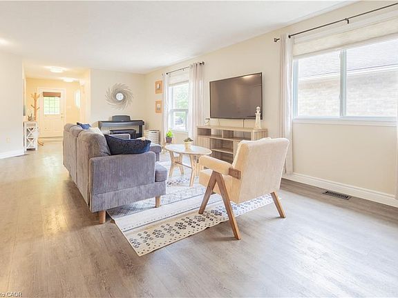 5th image of 104 Kent St