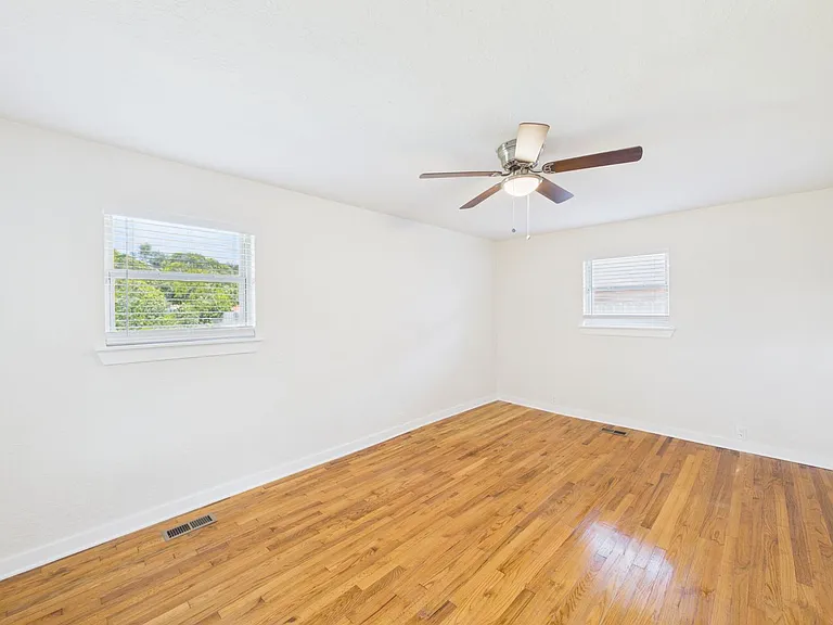 306 SW 52nd St — Photo 11