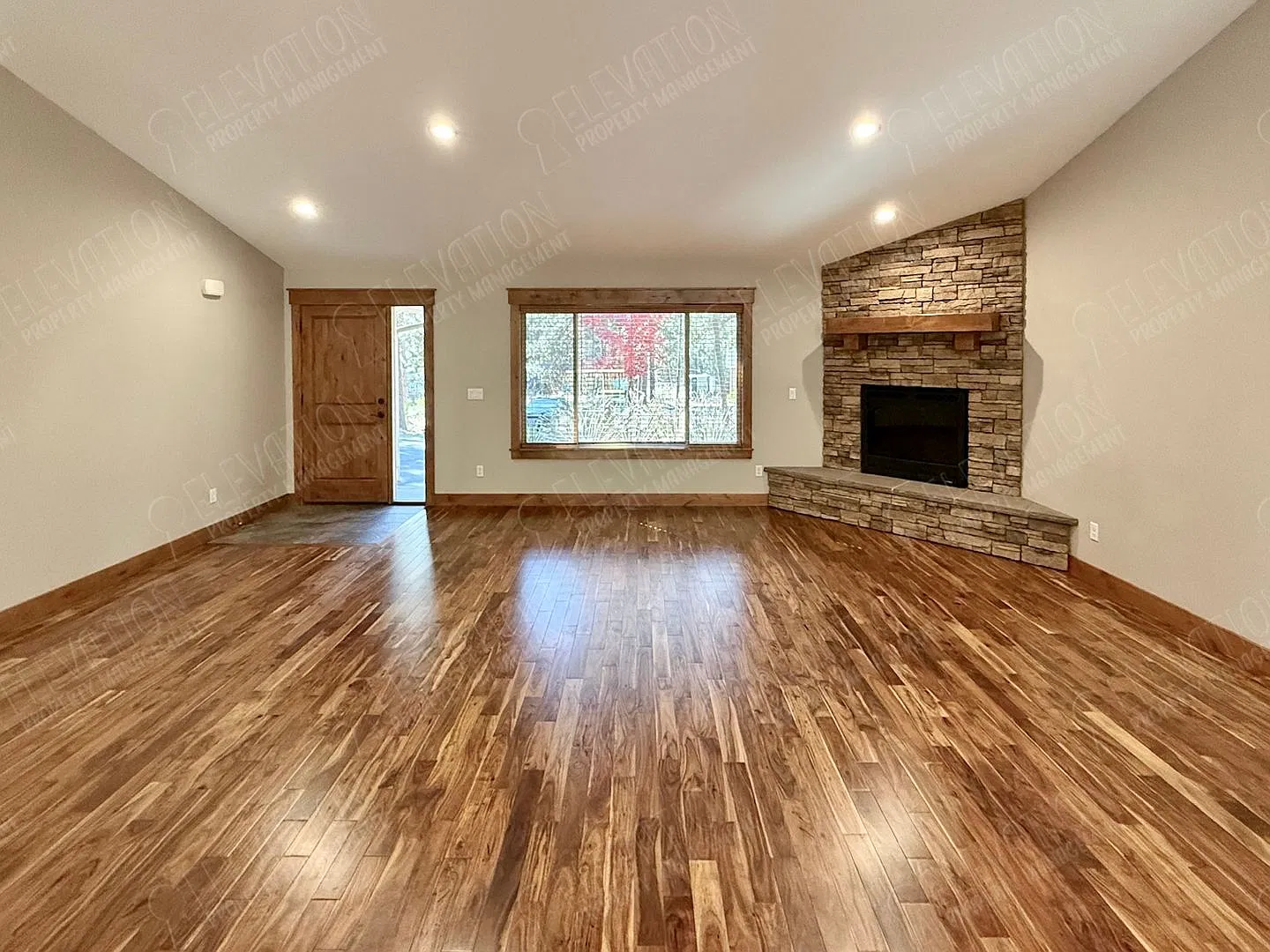 Beautiful single-level 3 BR home on wooded lot near Deschutes River — Photo 3