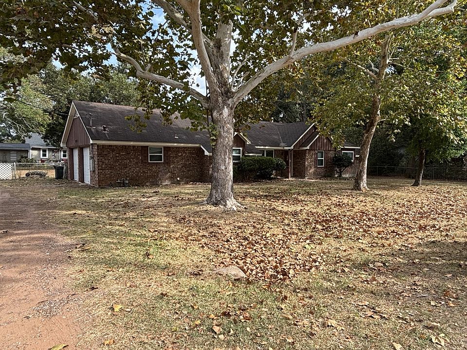 Spacious front yard with long driveway