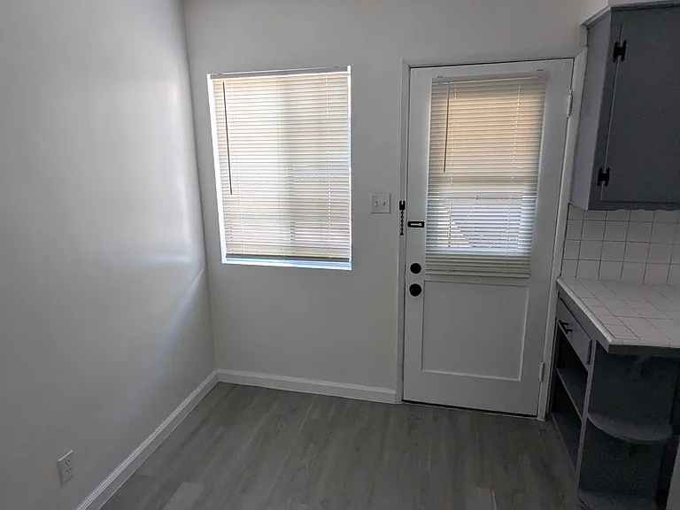 9236 California Ave — Photo 2
