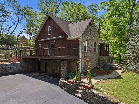 4th image of 2105 Alpine Dr